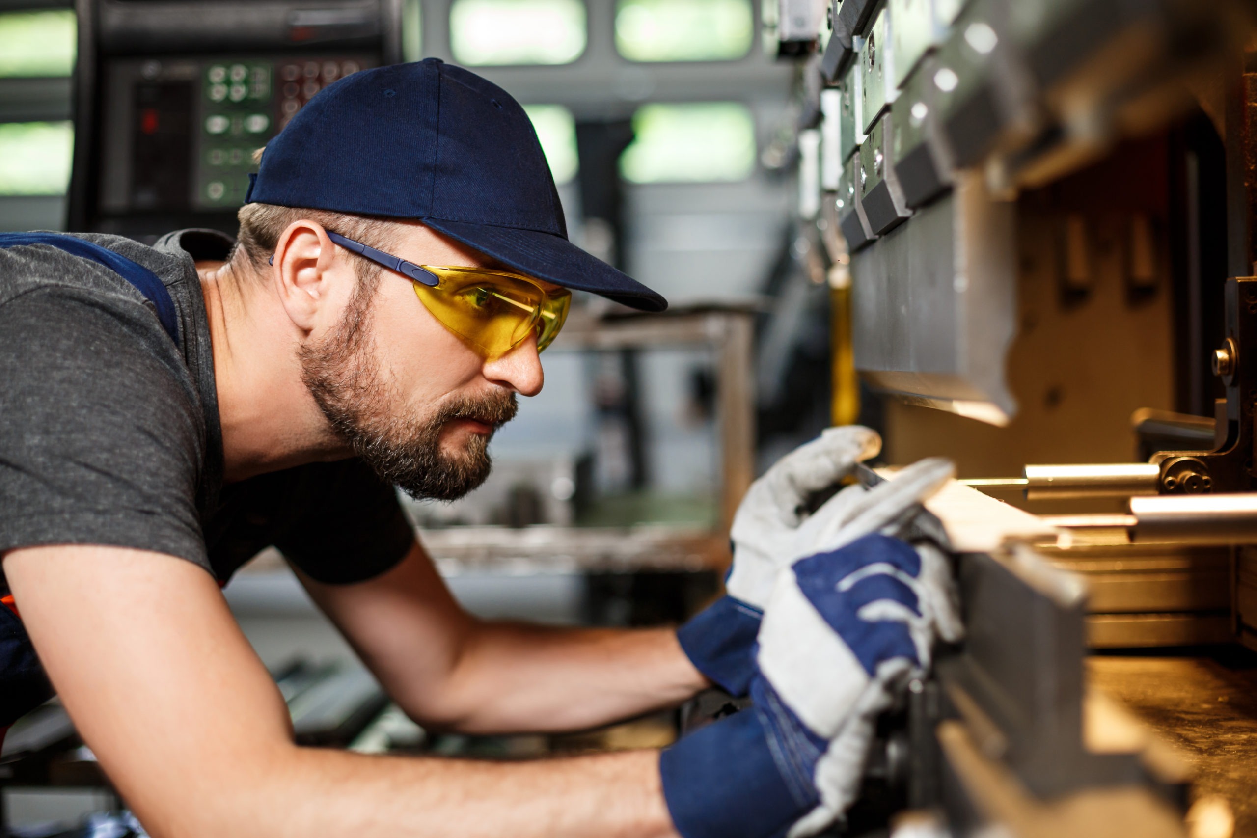 ¿Cómo podemos reducir el ruido y las vibraciones en la industria?