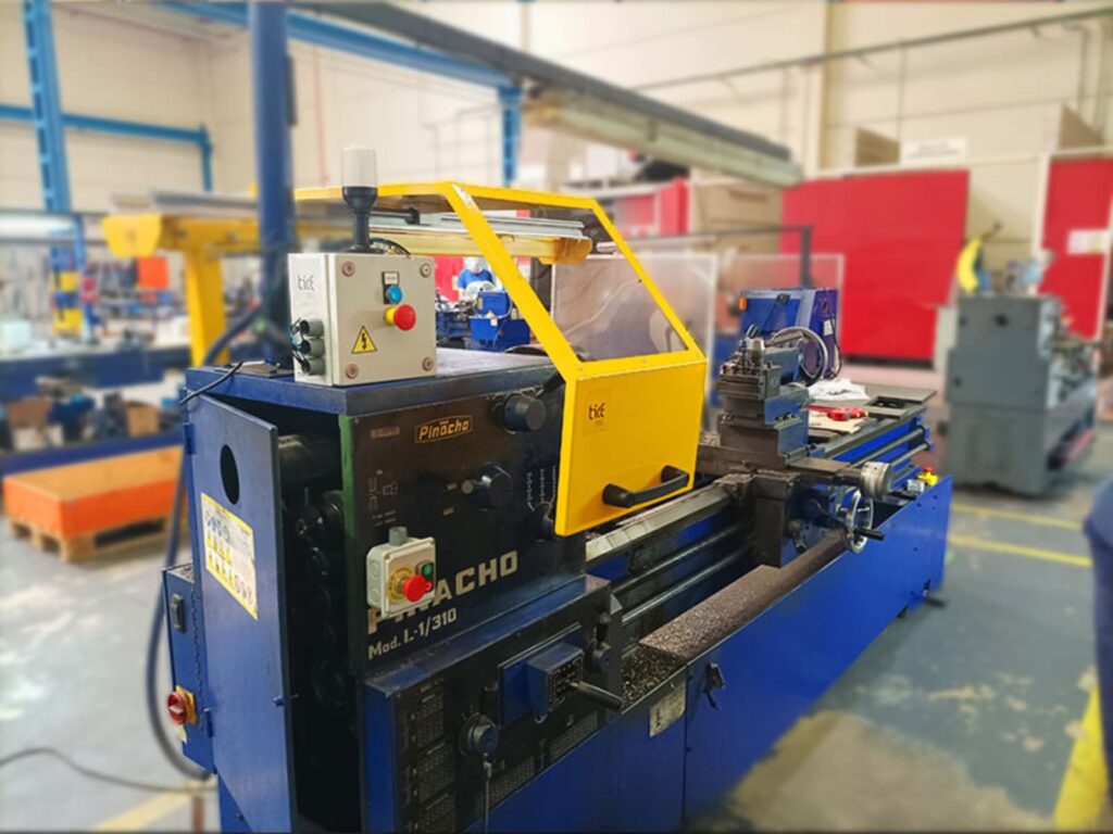 Cubierta de seguridad en equipo industrial. Su instalación evita peligros directos en los empleados.