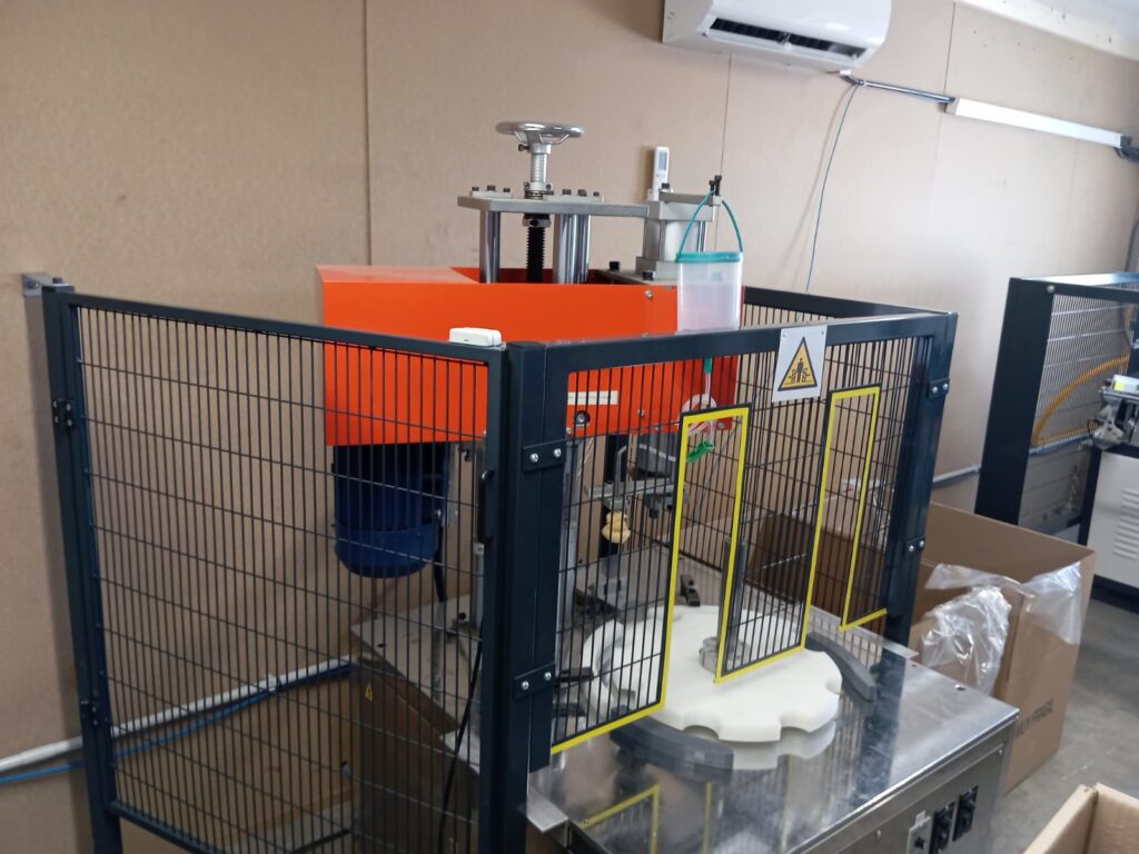 Máquina herramienta con vallado de seguridad instalado. Su instalación protege a los empleados.