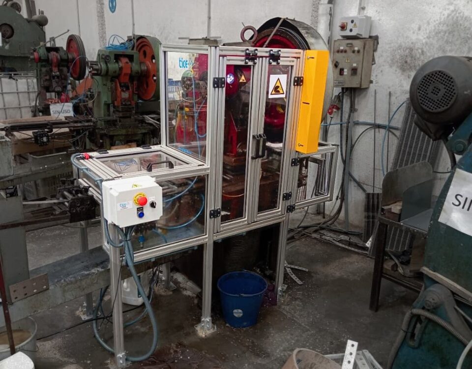 Prensa excéntrica industrial tras ser automatizada con pistón neumático y protegida con vallado de seguridad conforme al RD 1215/97.