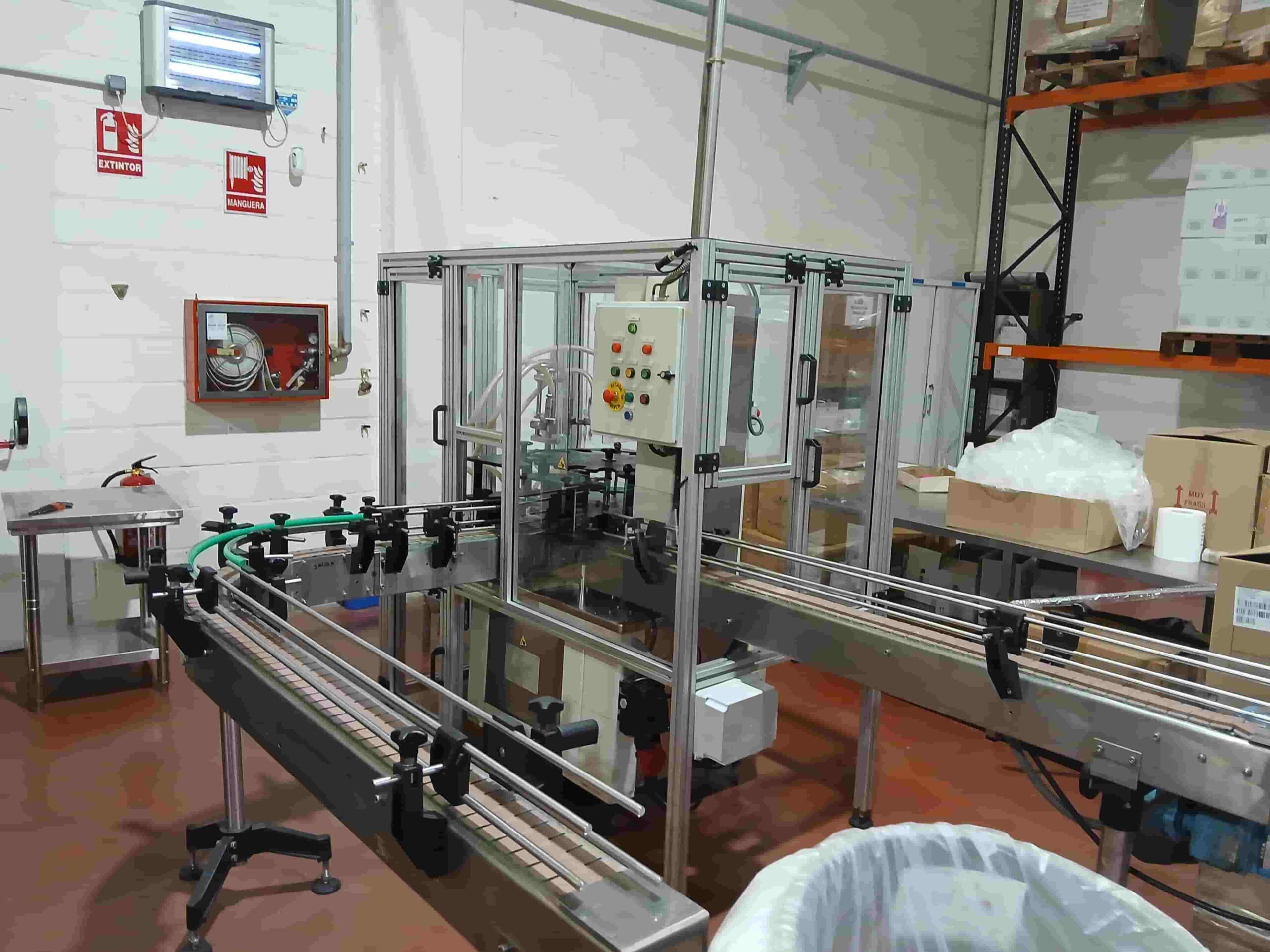 Maquina adecuada con jaula de policarbonato y puertas sensorizadas.