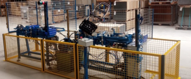 Máquina curvadora con vallado y barreras fotoeléctricas de seguridad