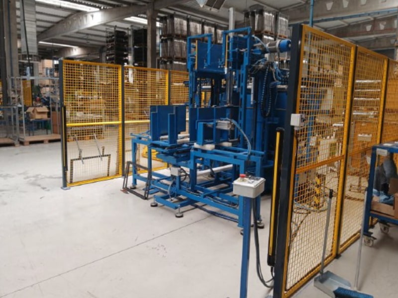 Vallado de seguridad instalado en maquinaria industrial automatizada