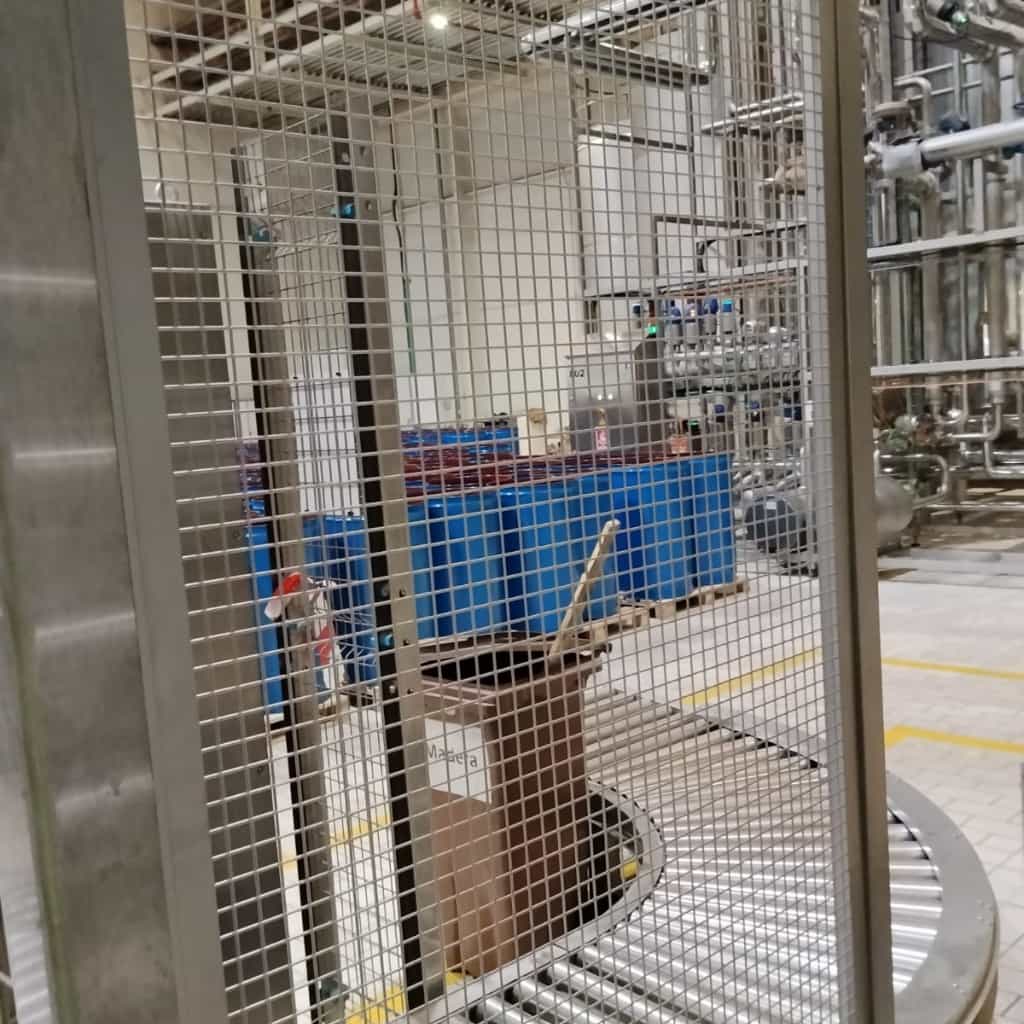 Protecciones de seguridad instaladas en transportador de rodillos