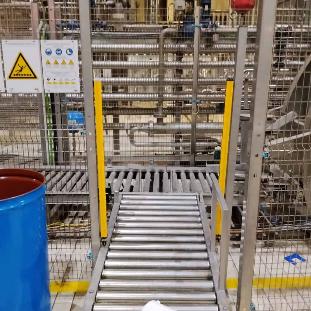 Elemento de seguridad fotoeléctrico instalado en lÃnea de rodillos